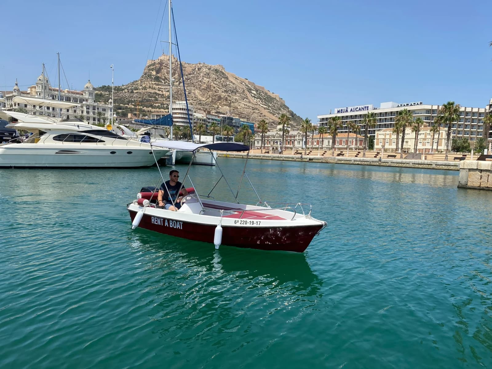 Barco sin licencia en Roses — Dream Point 420