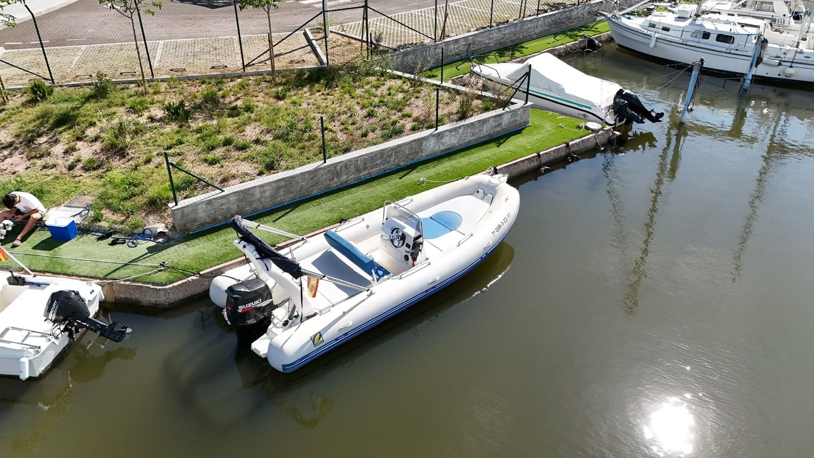 Barco con licencia en Roses — Orange Kiwi 620 (Zodiac)