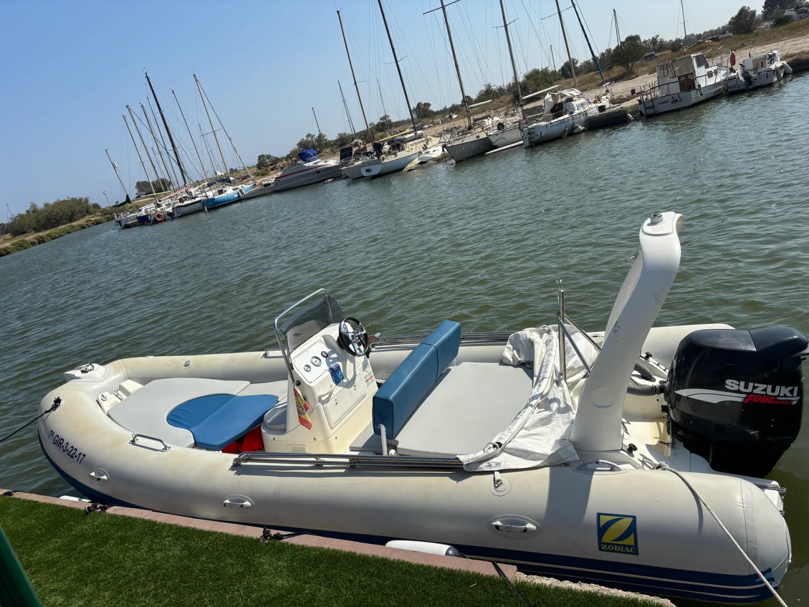 Barco con licencia en Roses — Orange Kiwi 620 (Zodiac)