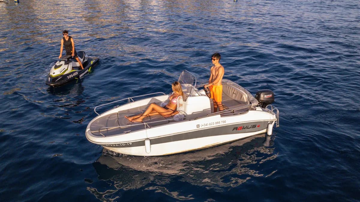 Barco sin licencia en Roses — Remus 450