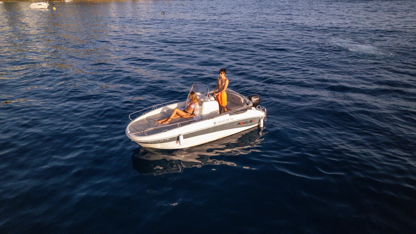 Barco sin licencia en Roses — Remus 450