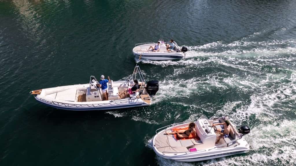 Alquiler de barco en Roses — navega por la bahía y el Cap de Creus, Costa Brava