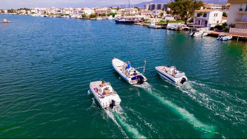Barcos sin licencia en Roses — salida privada desde los canales de Santa Margarita