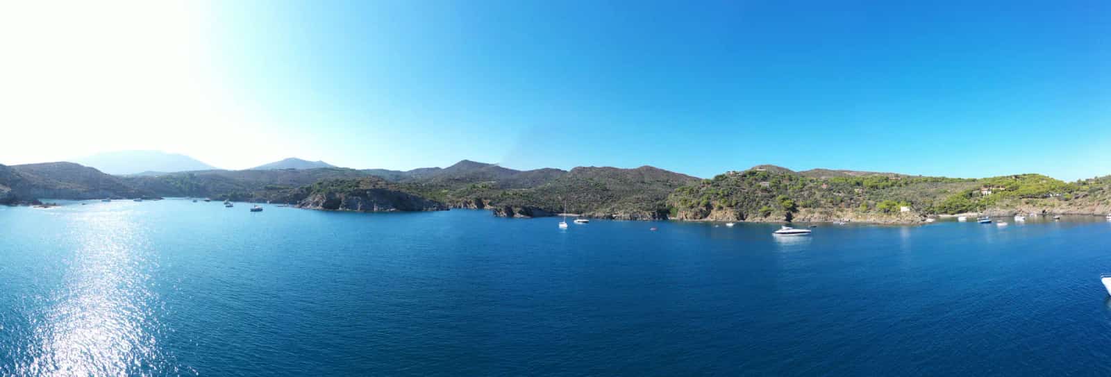 Vista panorámica de una cala del Cap de Creus con barcos fondeados, Costa Brava